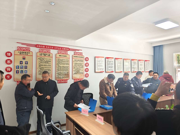王鹏辉处长在查阅资料现场做介绍说明.jpg