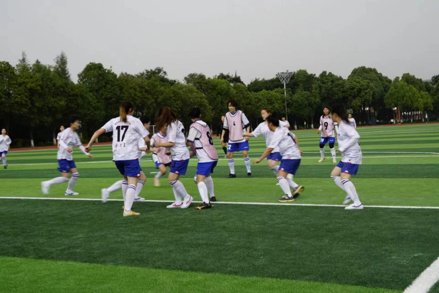 【信智社区团学活动】经管杯足球赛：雨中绽放的青春力量 第 3 张