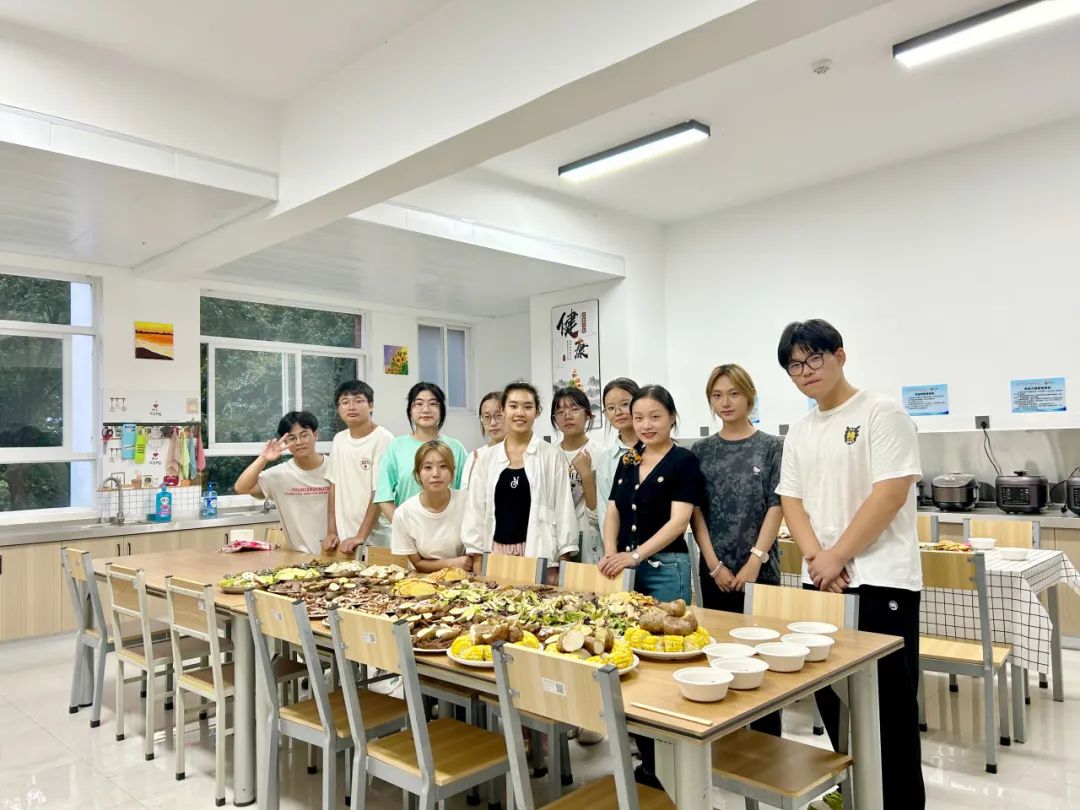 师生共融,情暖意浓——医学院举办校领导与新生“共进晚餐”活动 第 2 张 师生共融,情暖意浓——医学院举办校领导与新生“共进晚餐”活动 第 2 张