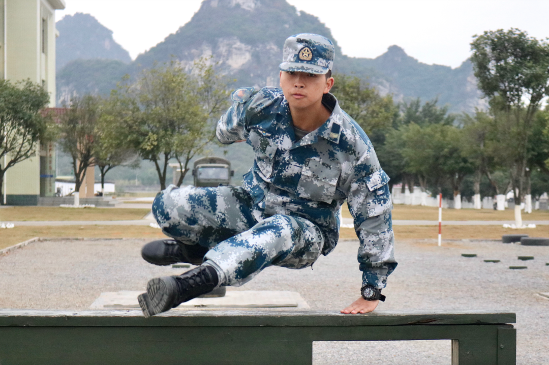 专业榜首+国奖学霸,还是退伍兵?他的下个“战场”在新疆! 第 4 张 专业榜首+国奖学霸,还是退伍兵?他的下个“战场”在新疆! 第 4 张