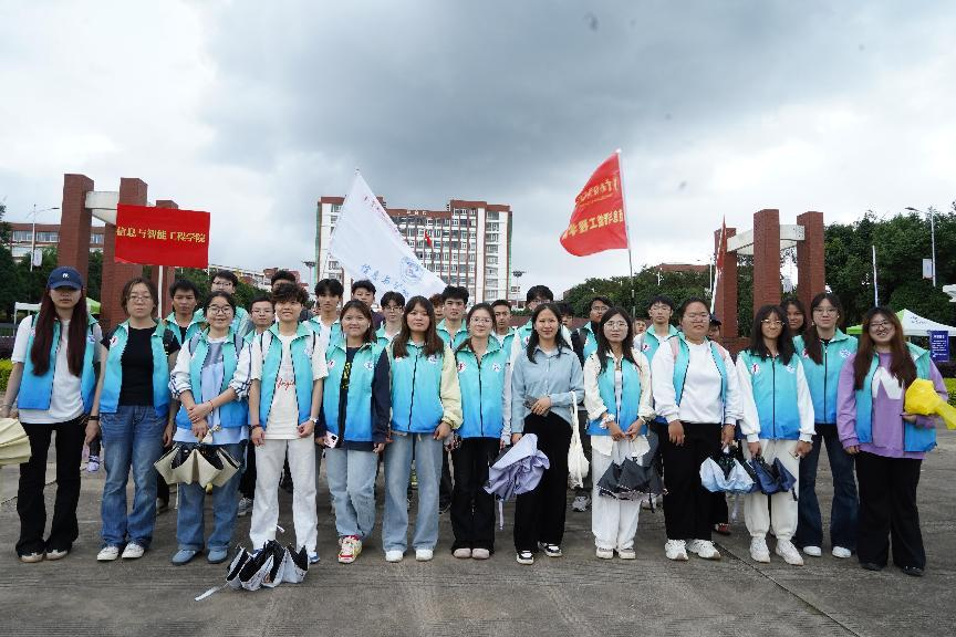 【团学活动】青春护航,伴“新”同行——信息与智能工程学院志愿者助力新生拉练 第 4 张 【团学活动】青春护航,伴“新”同行——信息与智能工程学院志愿者助力新生拉练 第 4 张