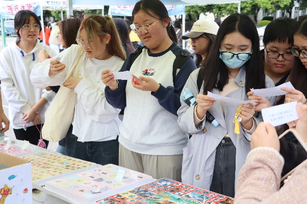 “三载药香缝迷趣,千丝百草裹安康” ——传统佳节与中医药文化交相辉映,医学院第三届中医药文化节圆满落幕 第 11 张 “三载药香缝迷趣,千丝百草裹安康” ——传统佳节与中医药文化交相辉映,医学院第三届中医药文化节圆满落幕 第 11 张