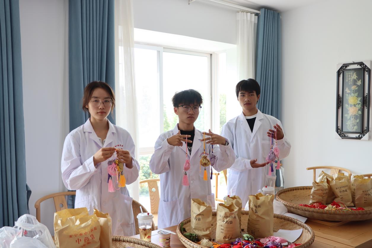 支部行动暖金秋 健康献礼教师节——云南经济管理学院医学院开展教师节党员义诊服务活动 第 4 张