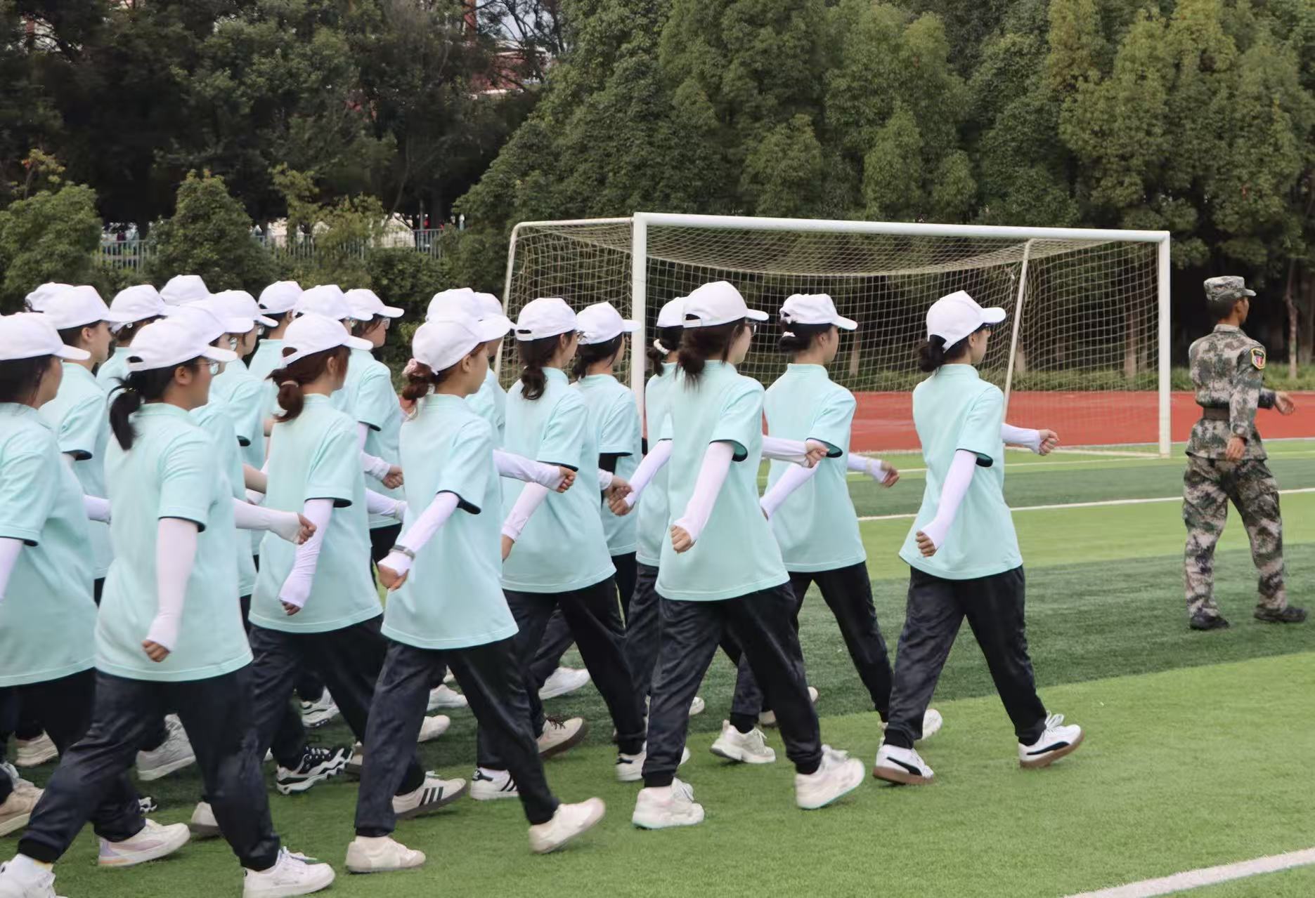 齐步铿锵砺意志，医学生军训展昂扬风貌 第 9 张
